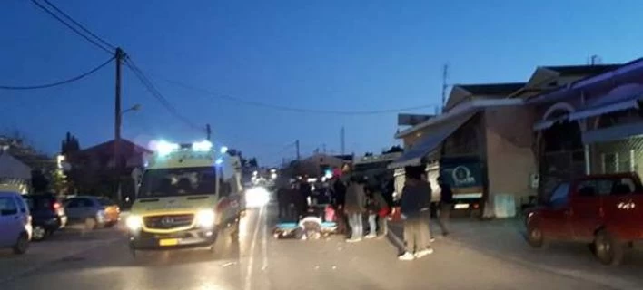 Τραγωδία στην Κέρκυρα: Πρώτα χτύπησε τη μάνα το αυτοκίνητο, έπεσε, άφησε το χέρι του παιδιού και το χτύπησαν τα αμάξια (βίντεο)